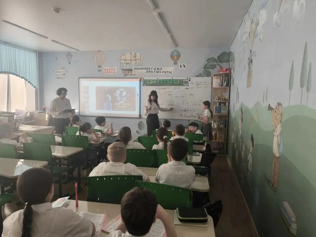 🚀 Необычный урок в 3Б: путешествие в космос с новой компьютерной игрой!.